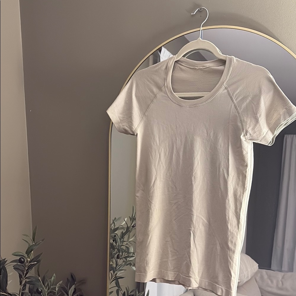 Lululemon Athletica Cream Short Sleeve Tee